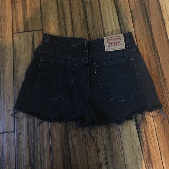 Levi 550 Relaxed Fit Black Denim Shorts - Picture 4 of 6